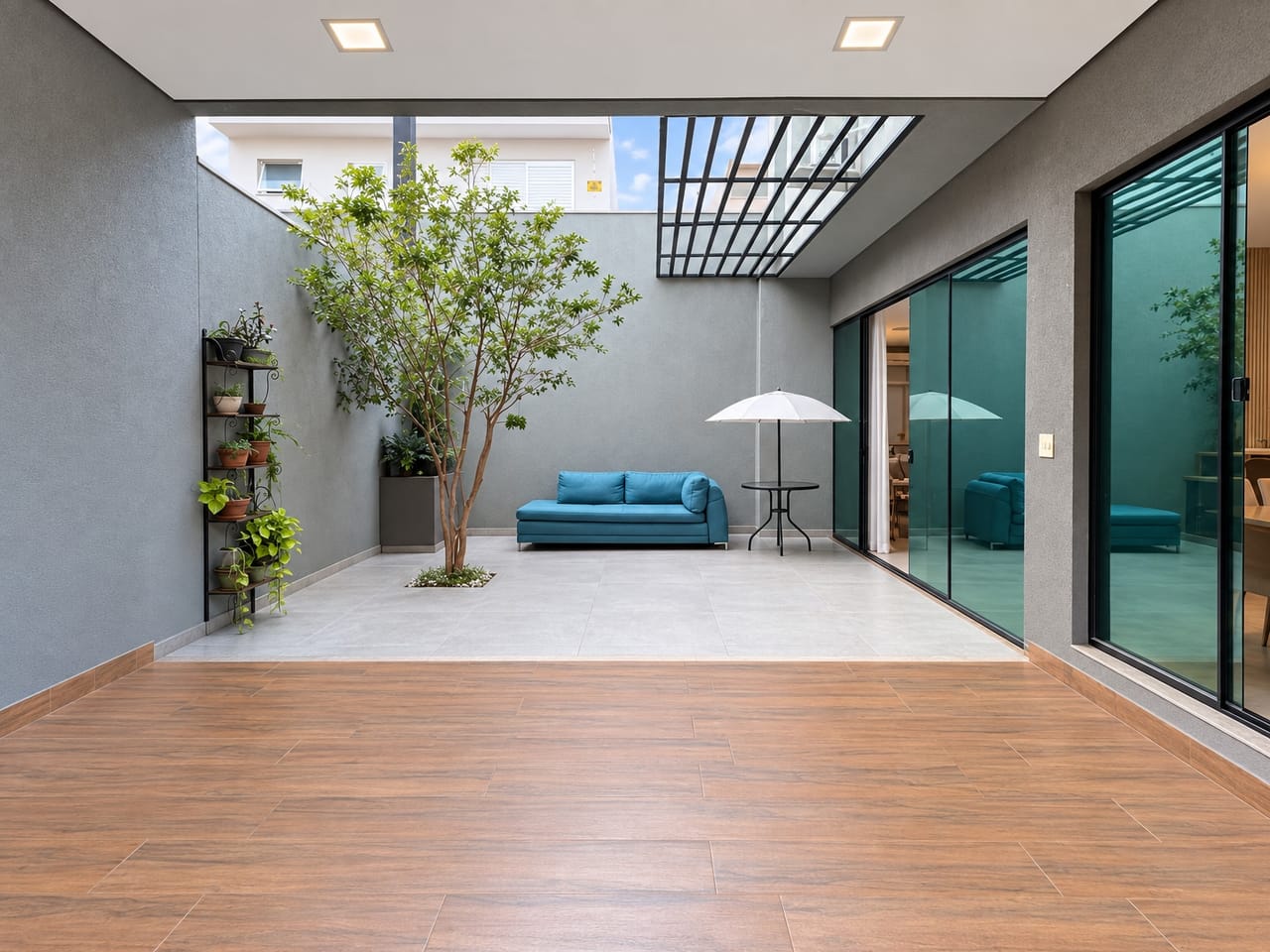 Área gourmet, foto tratada: área gourmet com deck de madeira, pátio e portas de vidro