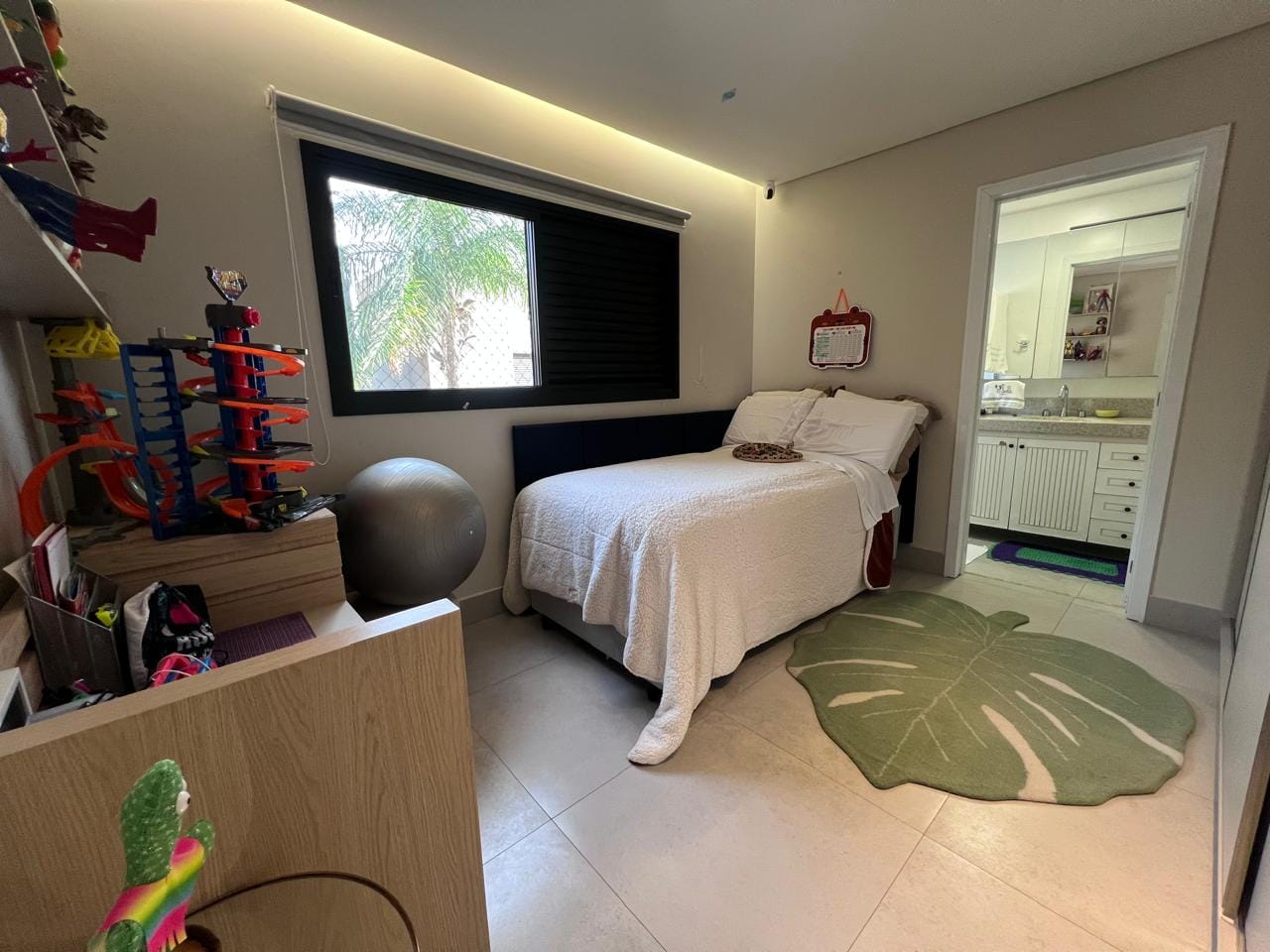 Quarto, foto original: quarto com cama, janela e porta para o banheiro