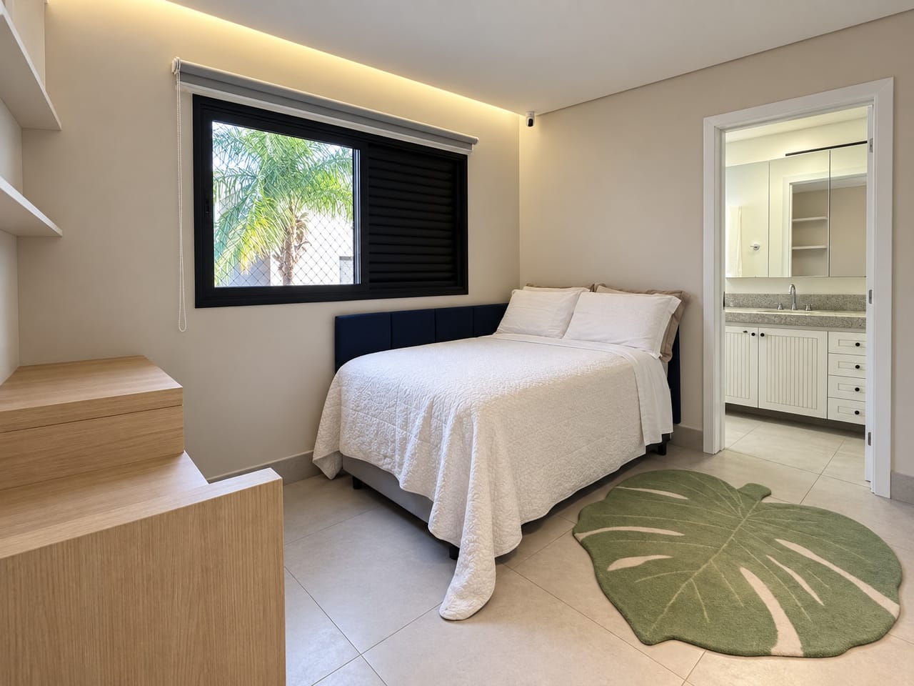 A mesma foto tratada: quarto com cama, janela e porta para o banheiro, sem objetos pessoais e bem iluminada